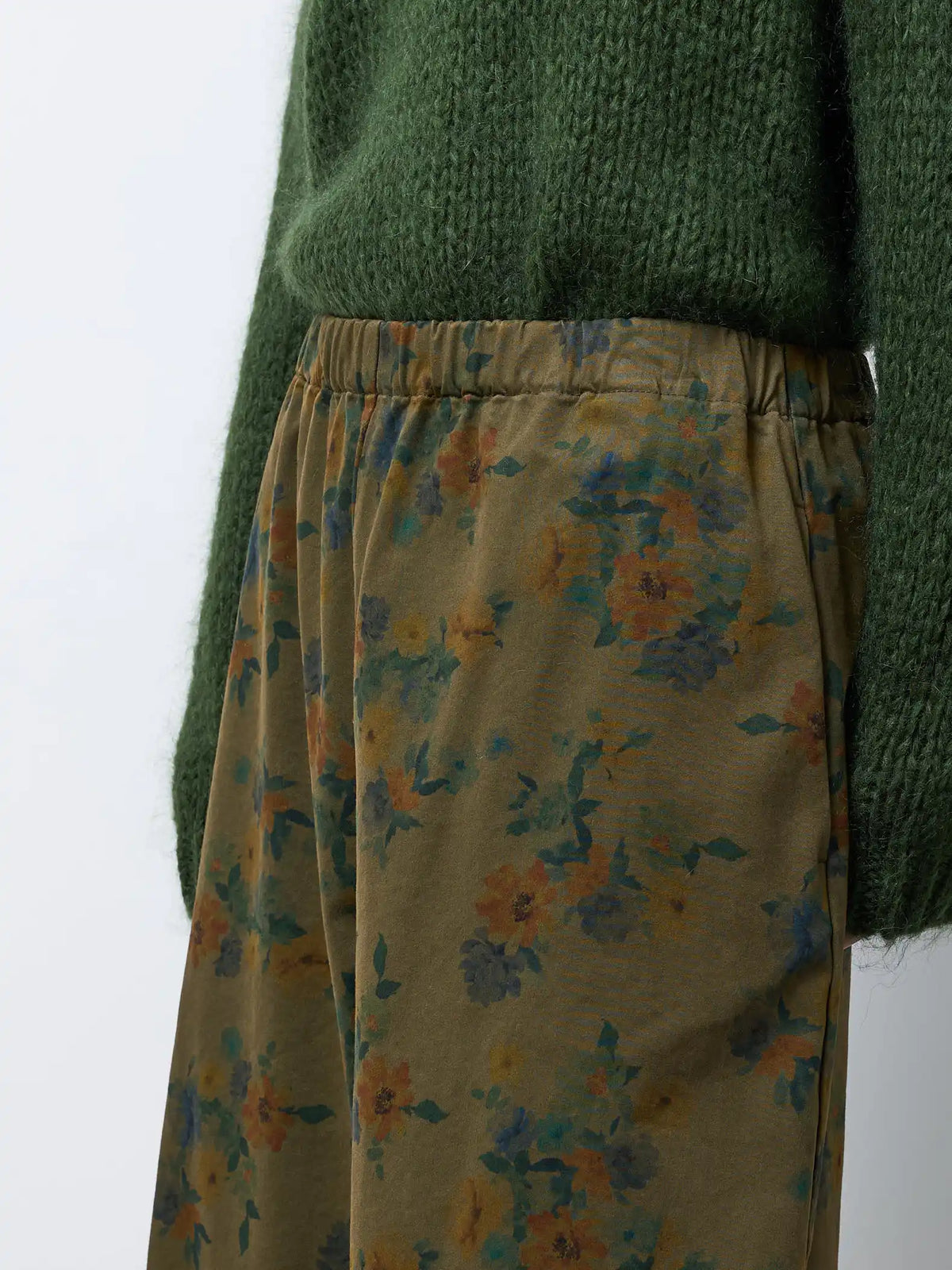 Pantalone easy fiori con pinces sul fondo — MUSCHIO