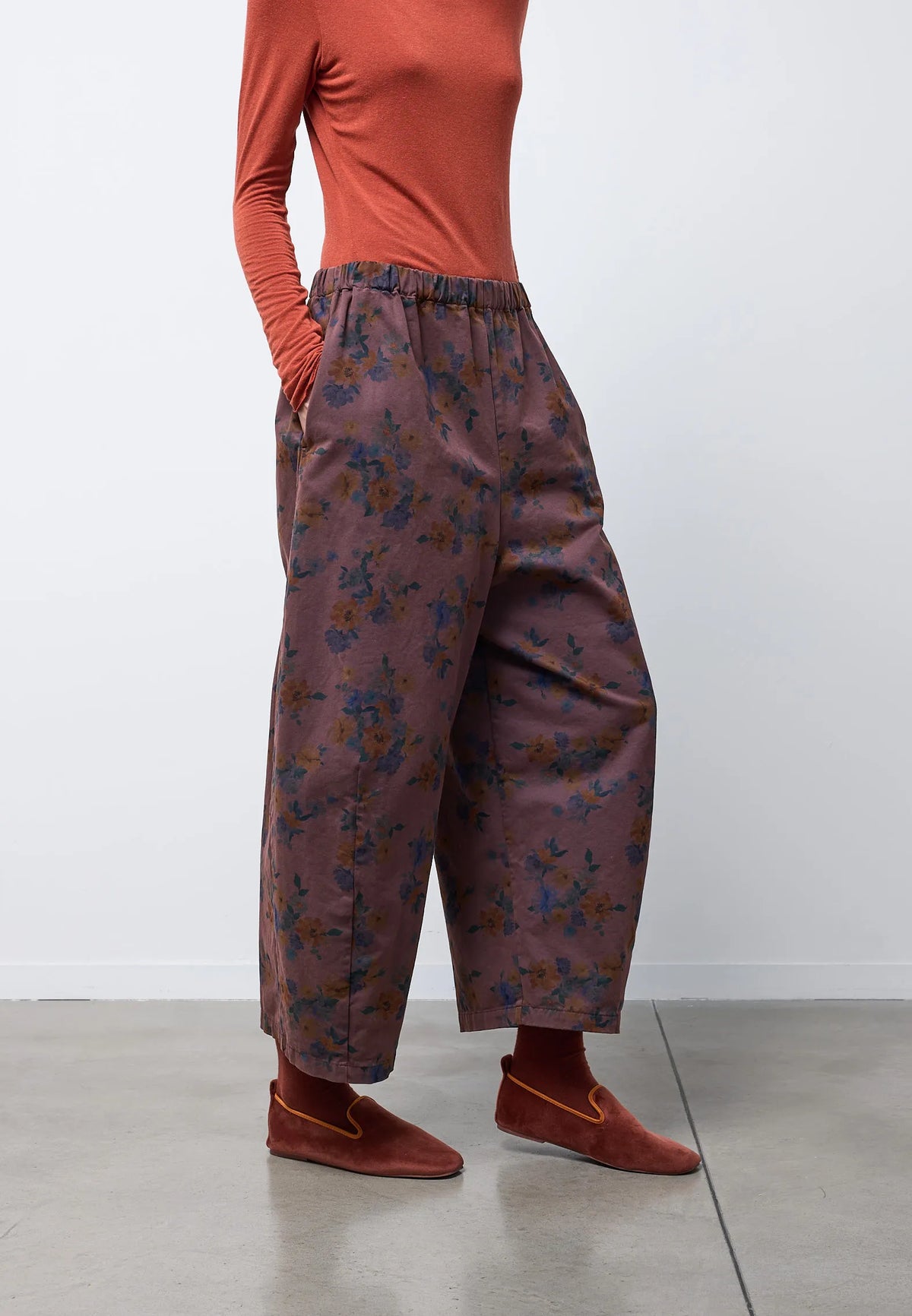 Pantalone easy fiori con pinces sul fondo — FIG