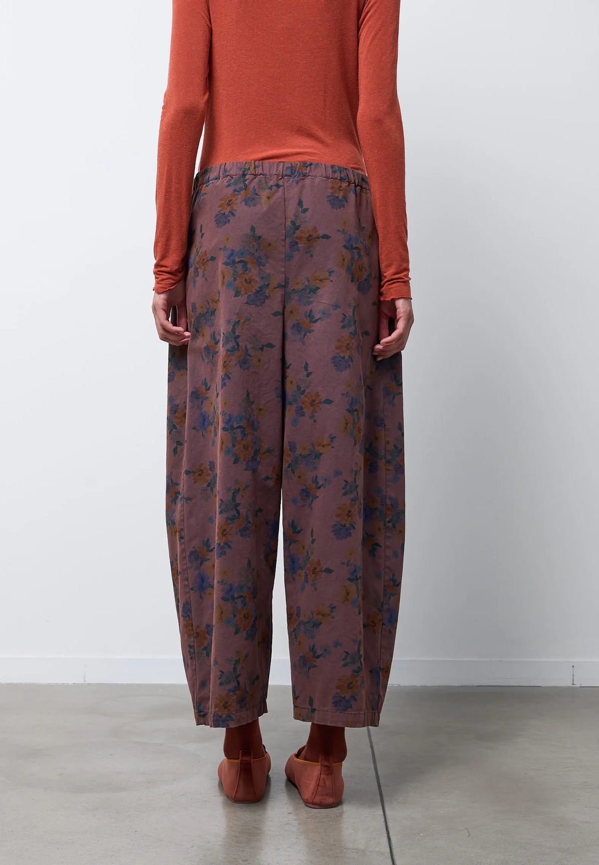 Pantalone easy fiori con pinces sul fondo — FIG