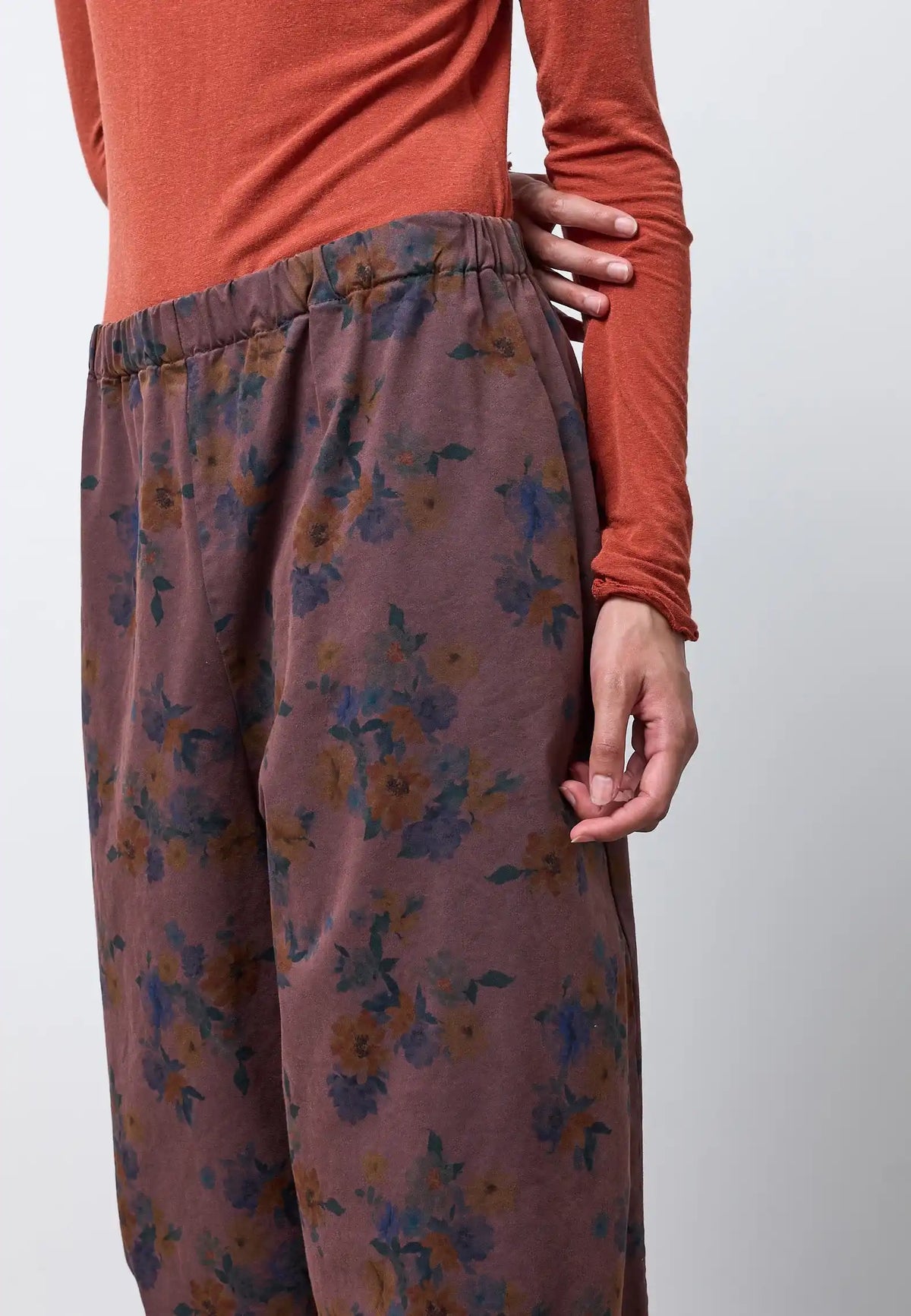 Pantalone easy fiori con pinces sul fondo — FIG