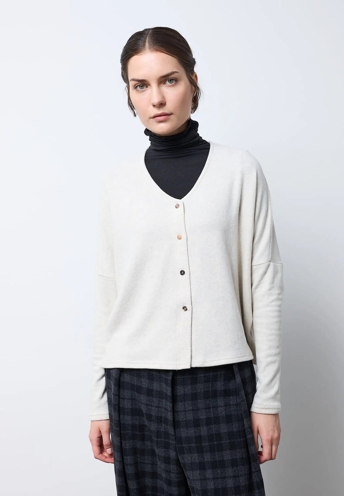 Cardigan corto scollato a v in morbido cotone — IVORY