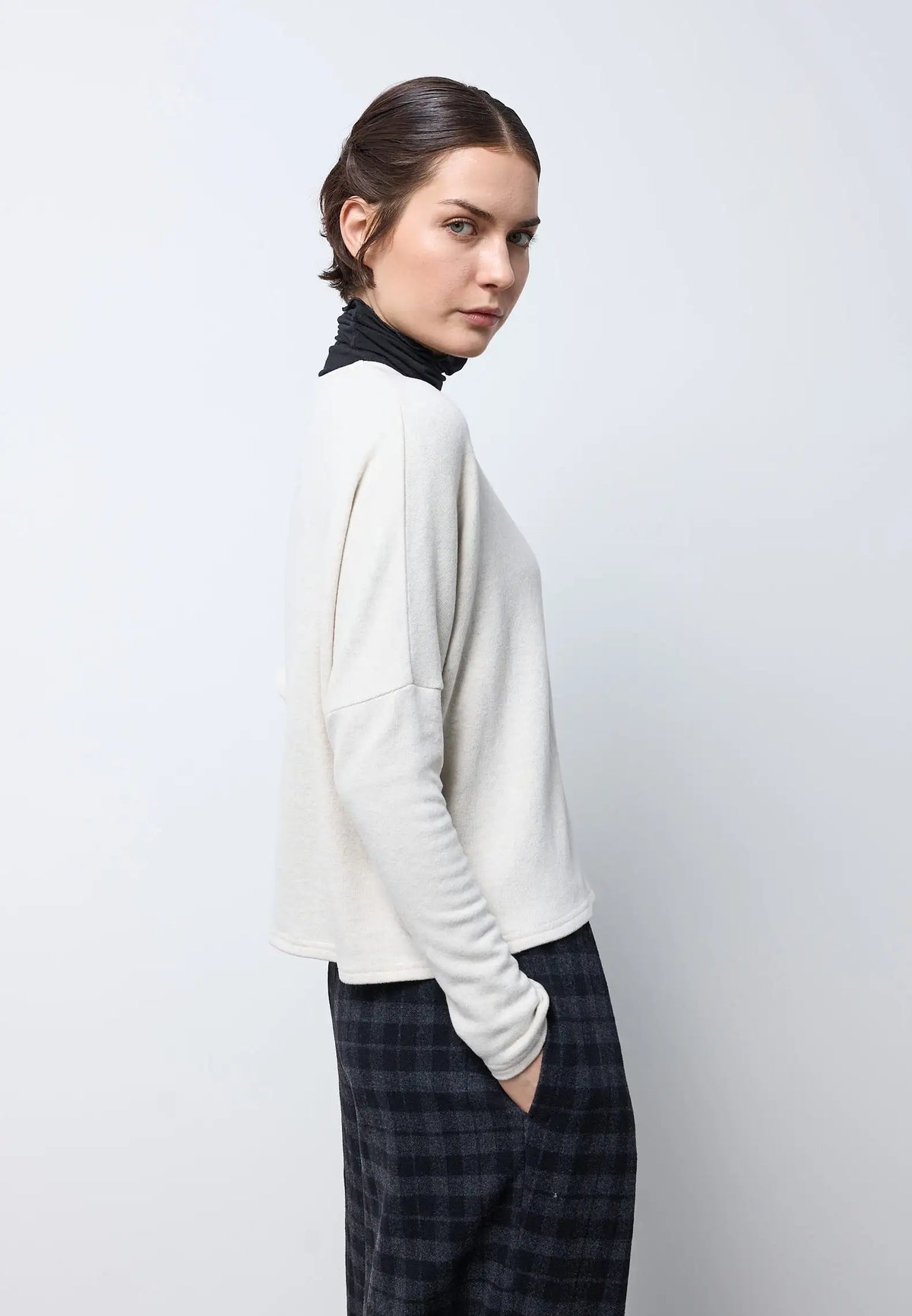 Cardigan corto scollato a v in morbido cotone — IVORY