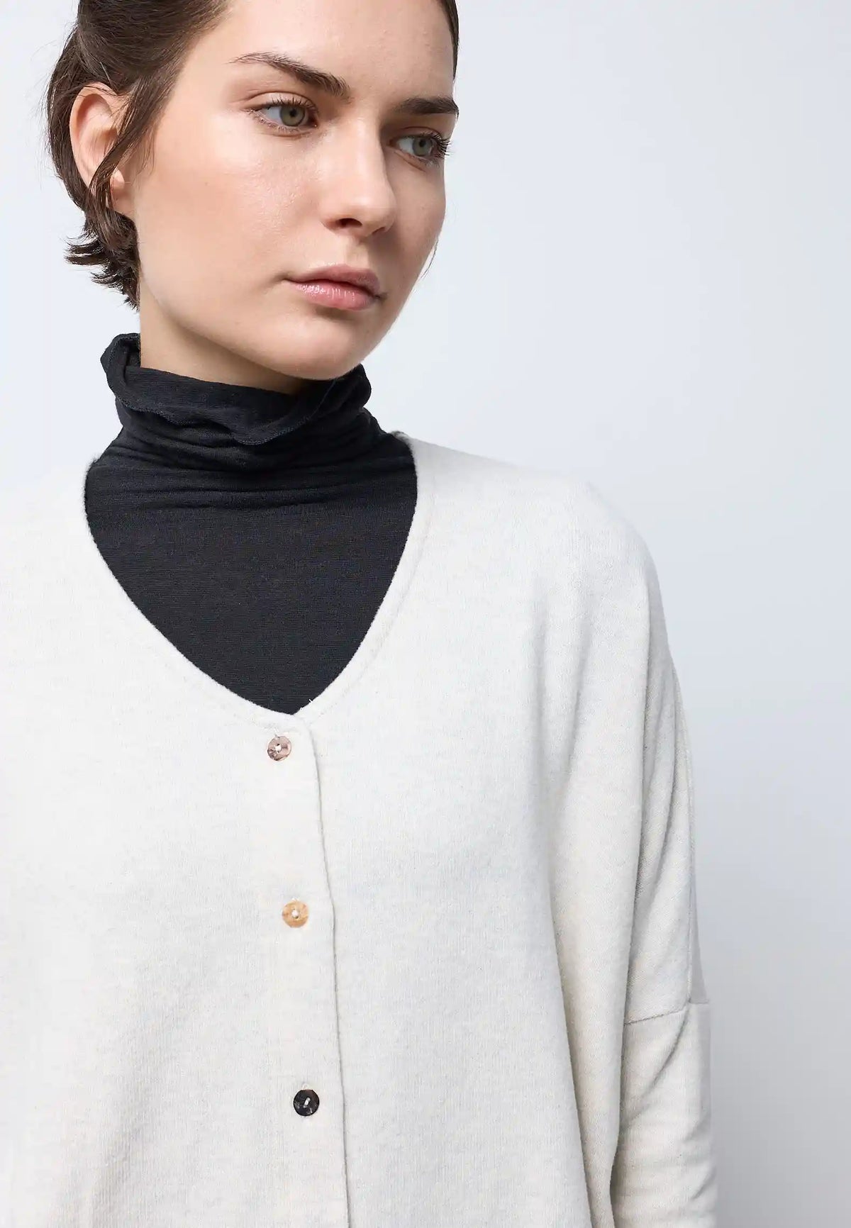 Cardigan corto scollato a v in morbido cotone — IVORY