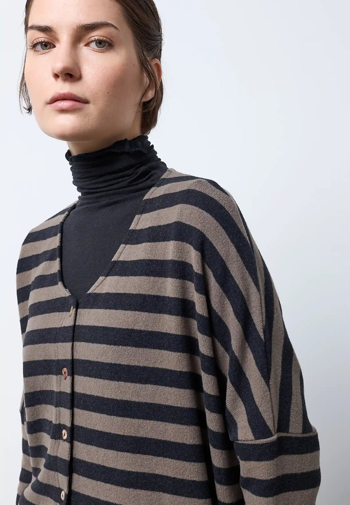 Cardigan corto scollato a v in morbido cotone — TWIG