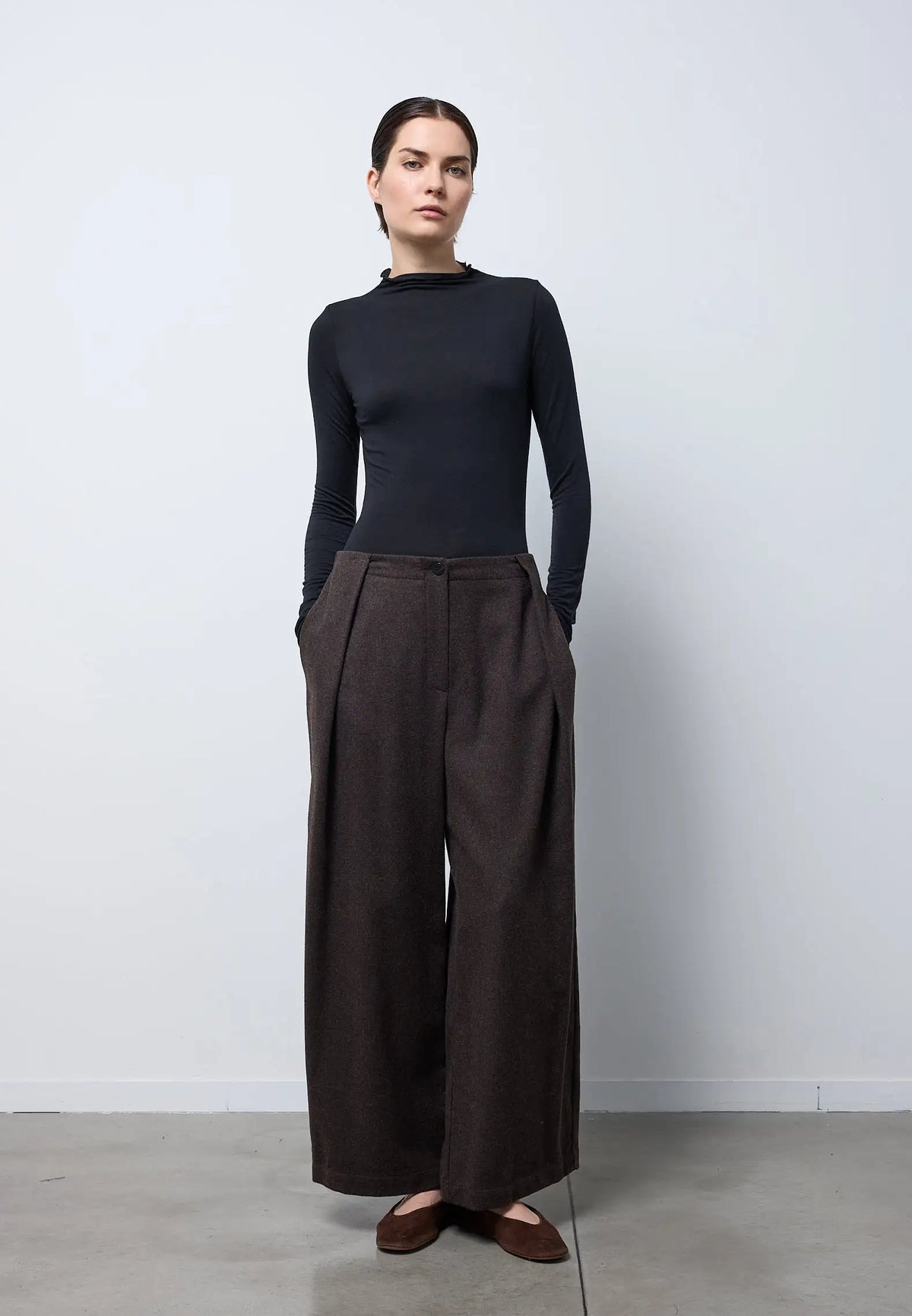Pantalone barrel con pieghe — BROWN