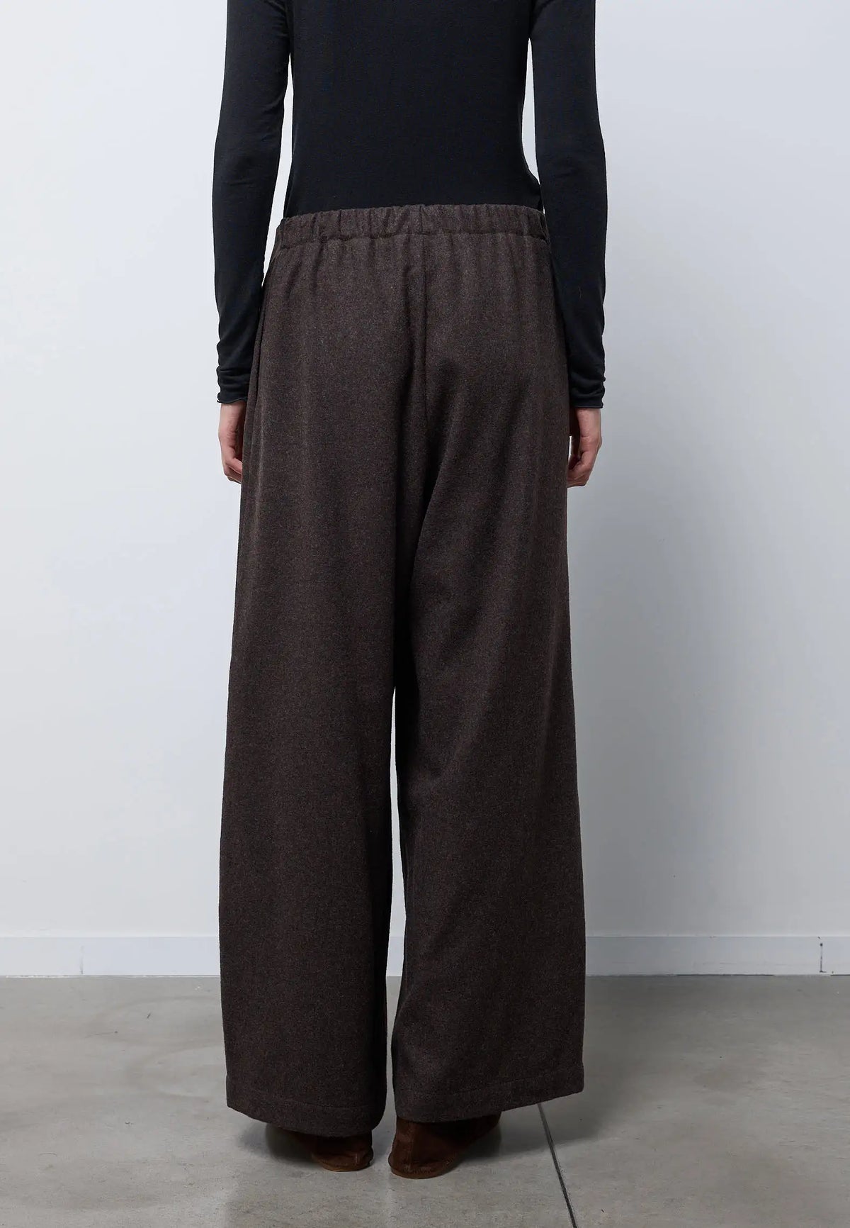 Pantalone barrel con pieghe — BROWN