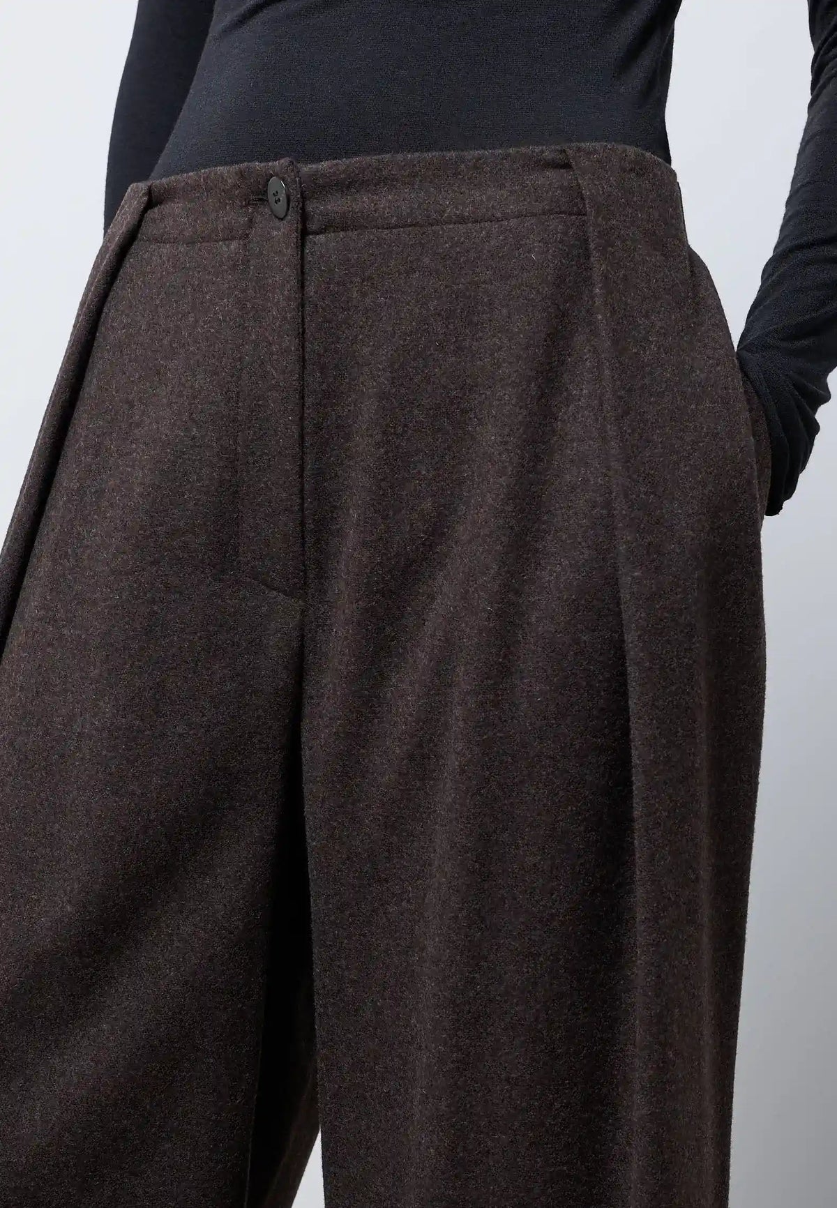 Pantalone barrel con pieghe — BROWN