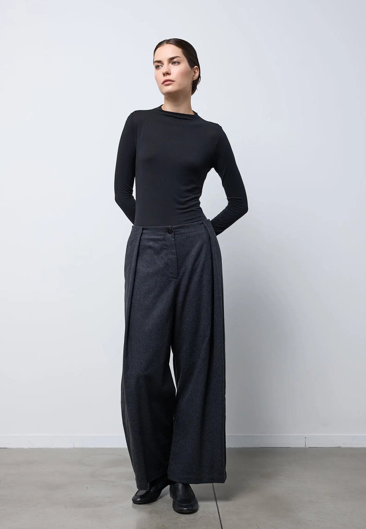 Pantalone barrel con pieghe — CHARCOAL