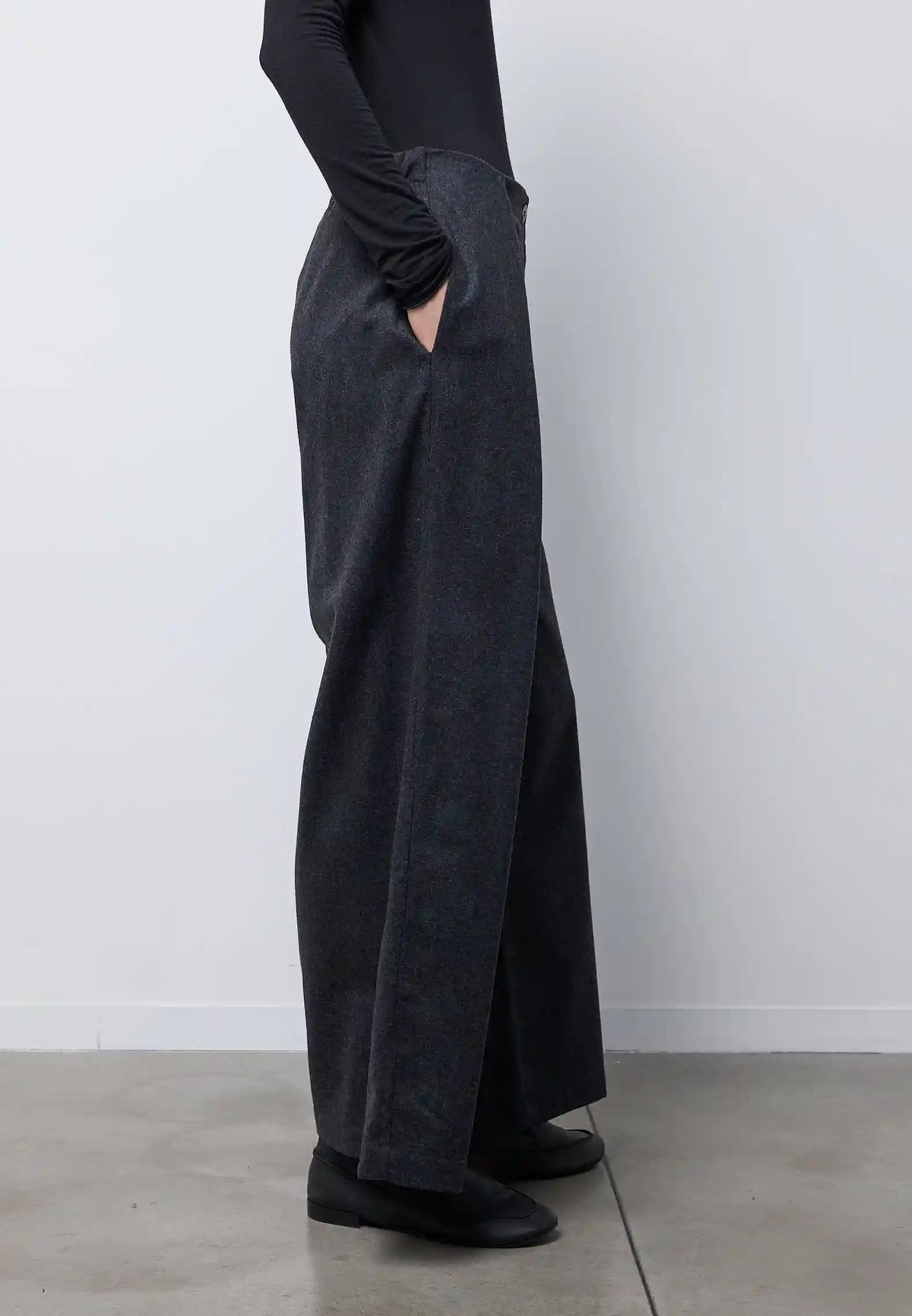 Pantalone barrel con pieghe — CHARCOAL