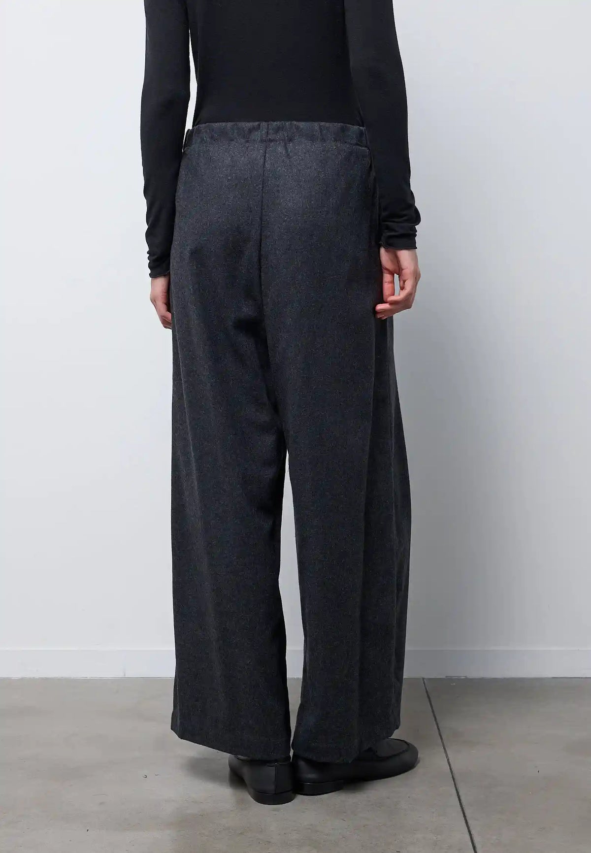 Pantalone barrel con pieghe — CHARCOAL