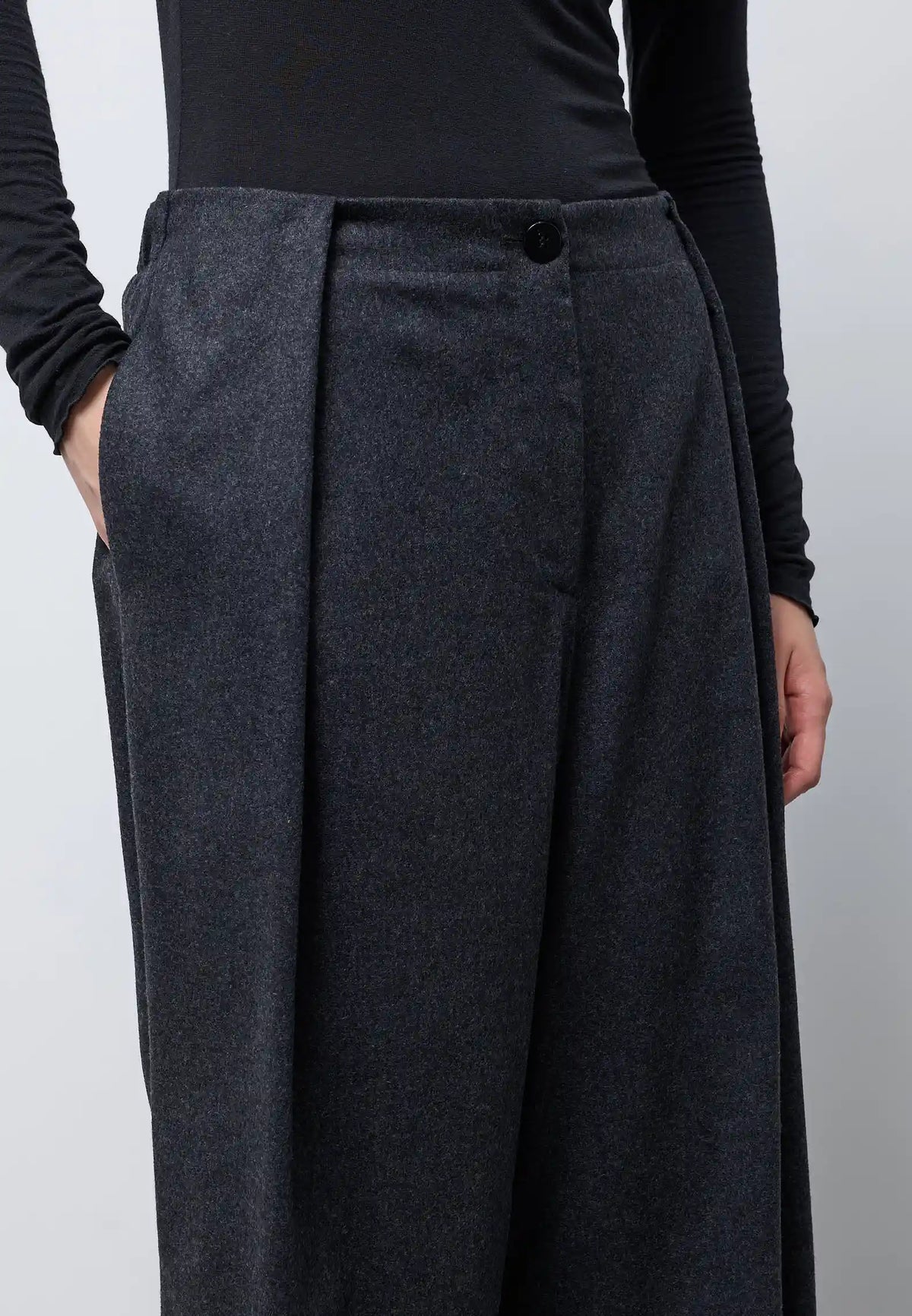 Pantalone barrel con pieghe — CHARCOAL