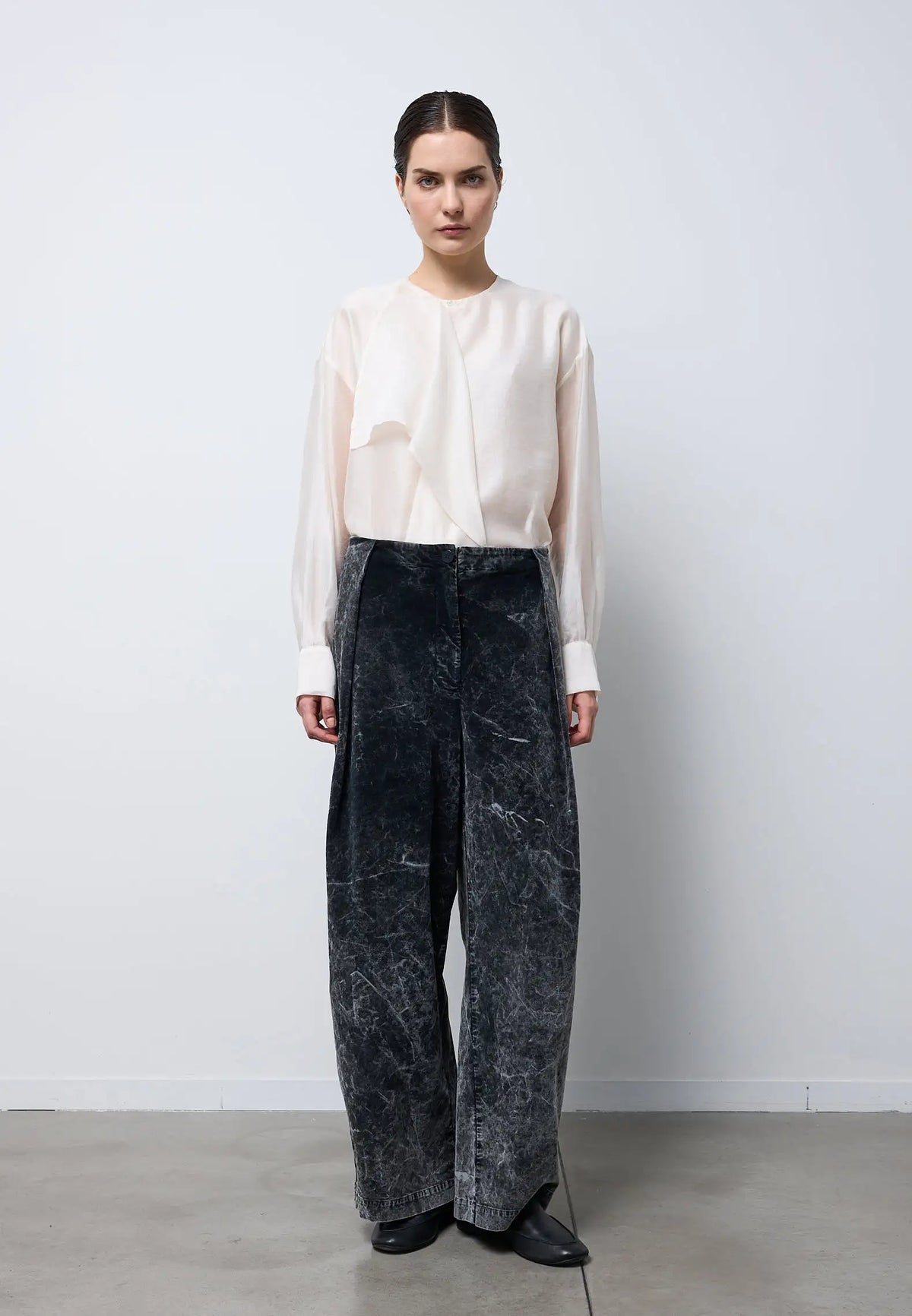 Pantalone barrel con pieghe — CHARCOAL