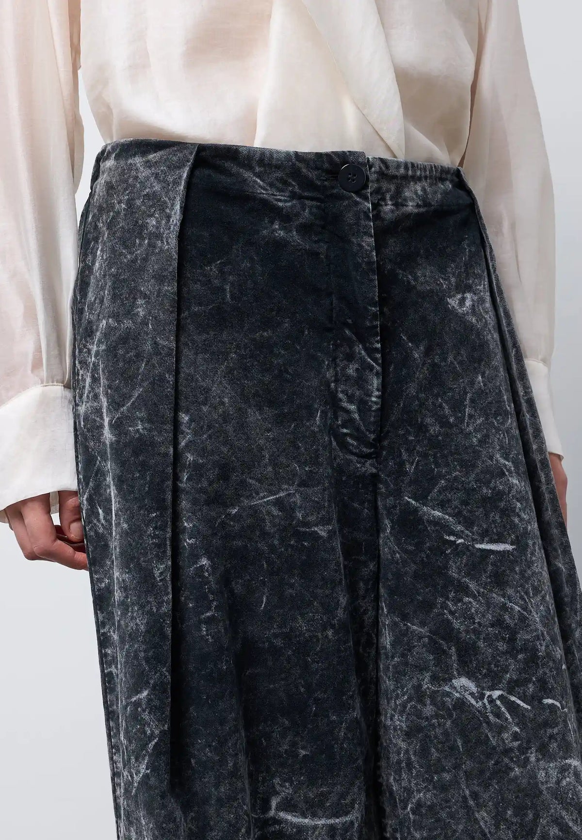 Pantalone barrel con pieghe — CHARCOAL