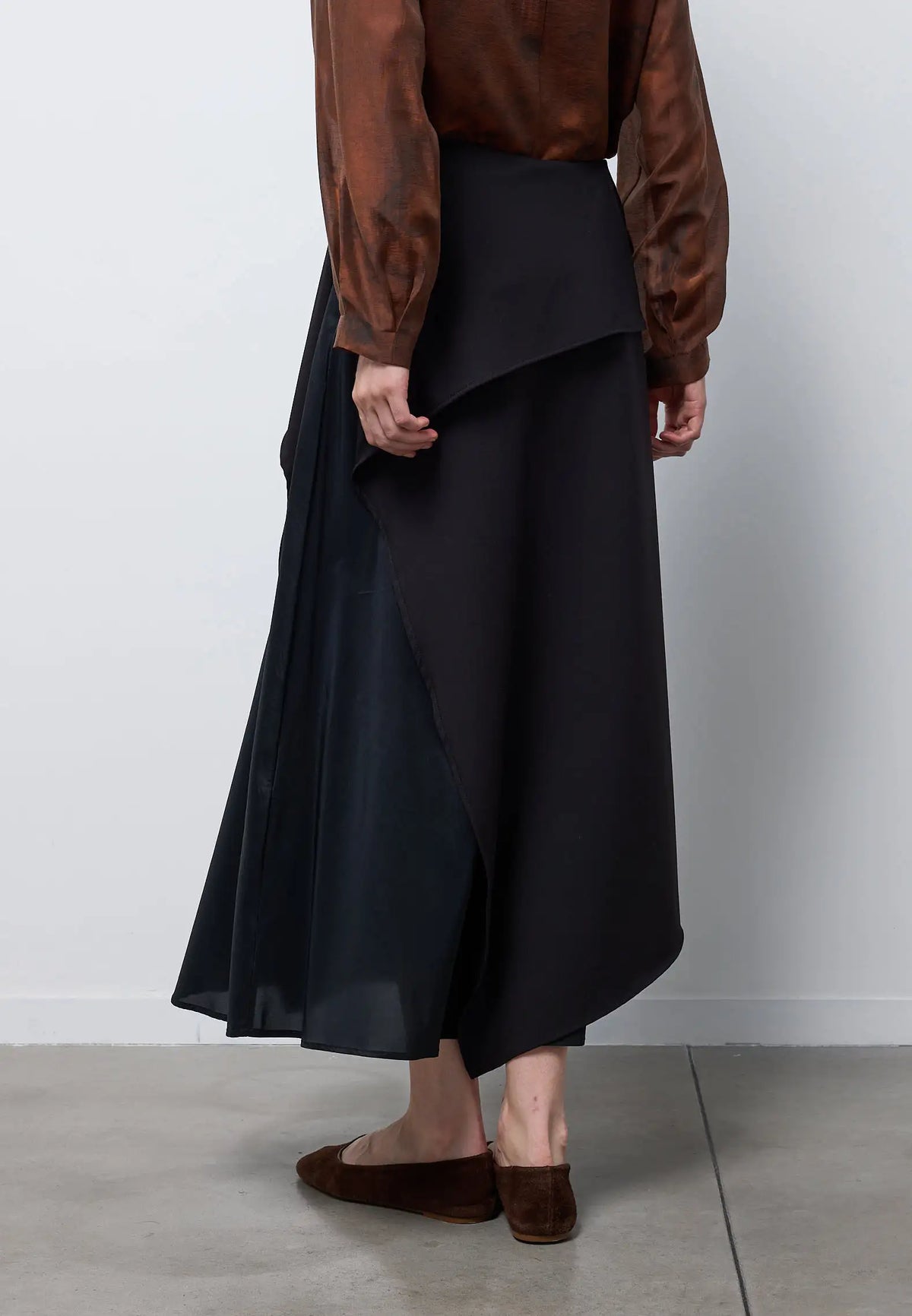 Asymmetric skirt